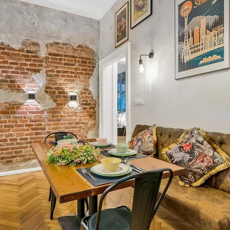 Spacious Apartment By River Apartmán