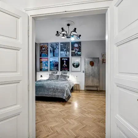 Spacious Apartment By River Praha