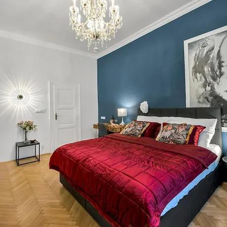 Spacious Apartment By River *