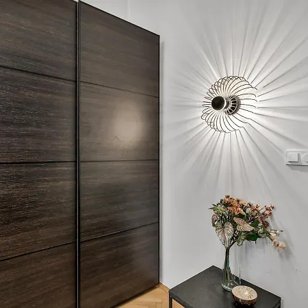 Spacious Apartment By River Praha