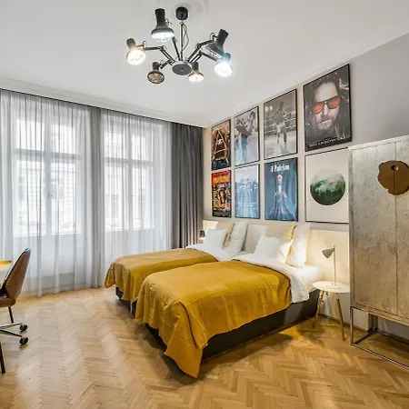 Spacious Apartment By River *
