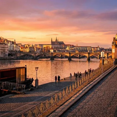 Spacious Apartment By River Praha